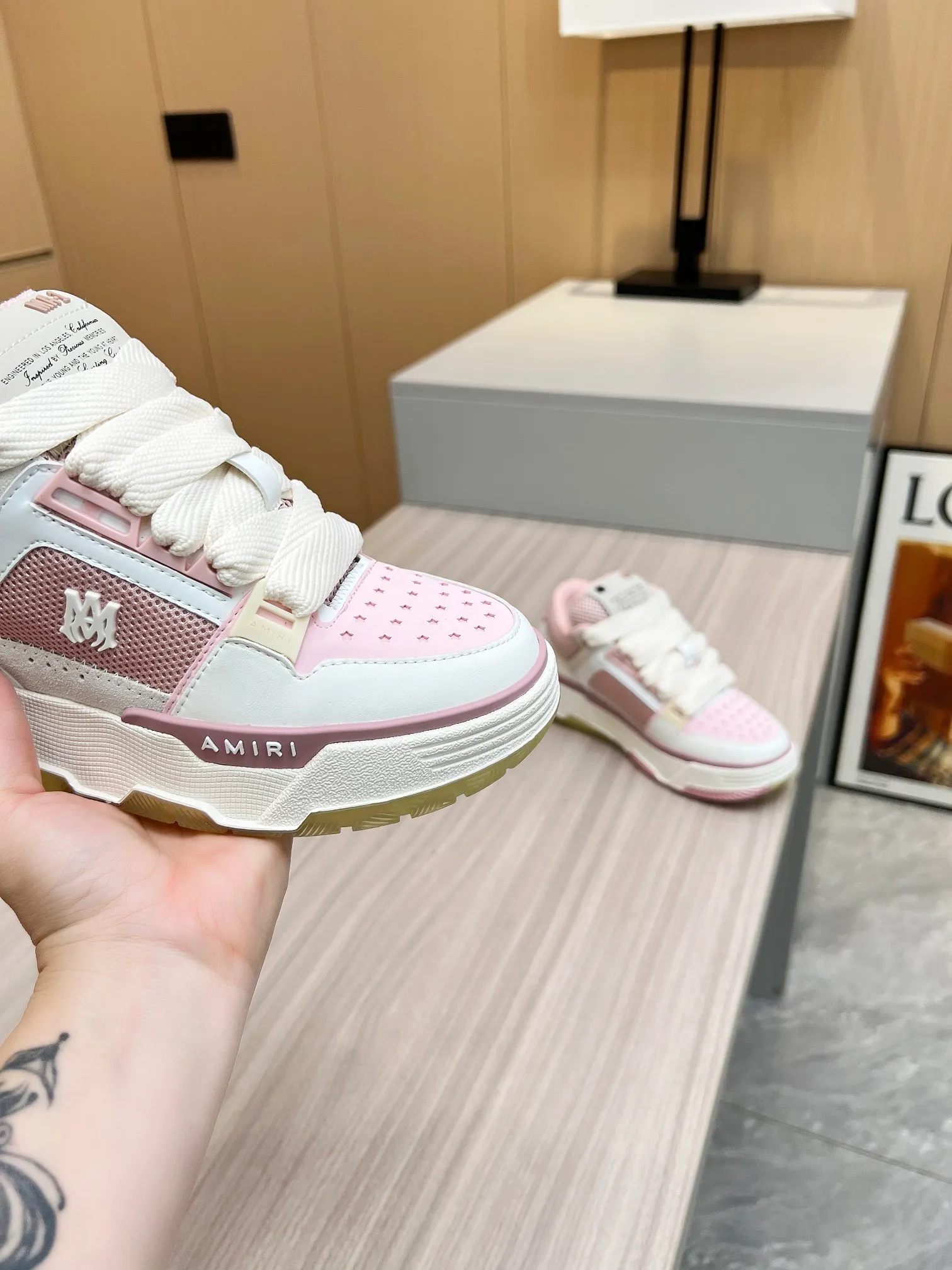 p620💰Men's shoes Amiri Emile's 2023 spring and summer new MA-1 bread shoes, couple models, casual sports shoes, sneakers Amiri gave up the rock punk style in the new season and used a large number of unsaturated colors, Morandi tones, whether you see or wear them, it will make people very happy. The large tongue of the bread shoes continues, shortens the length of the shoe body, thickens the midsole, and the toe part is more rounded. Amiri's brand letters and MA logo appear on the side of the shoe. Fabric: Original customized imported first-layer cowhide + mesh. Lining: Original customized breathable towel lining. Outsole. Foam combination material. Bottom thickness: 4CM. Size: Men's 39-45